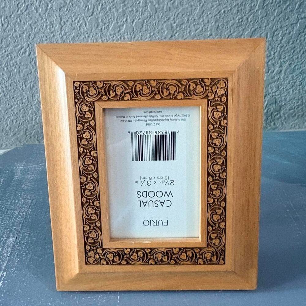Furio home casual woods picture frame with floral and scroll accent border